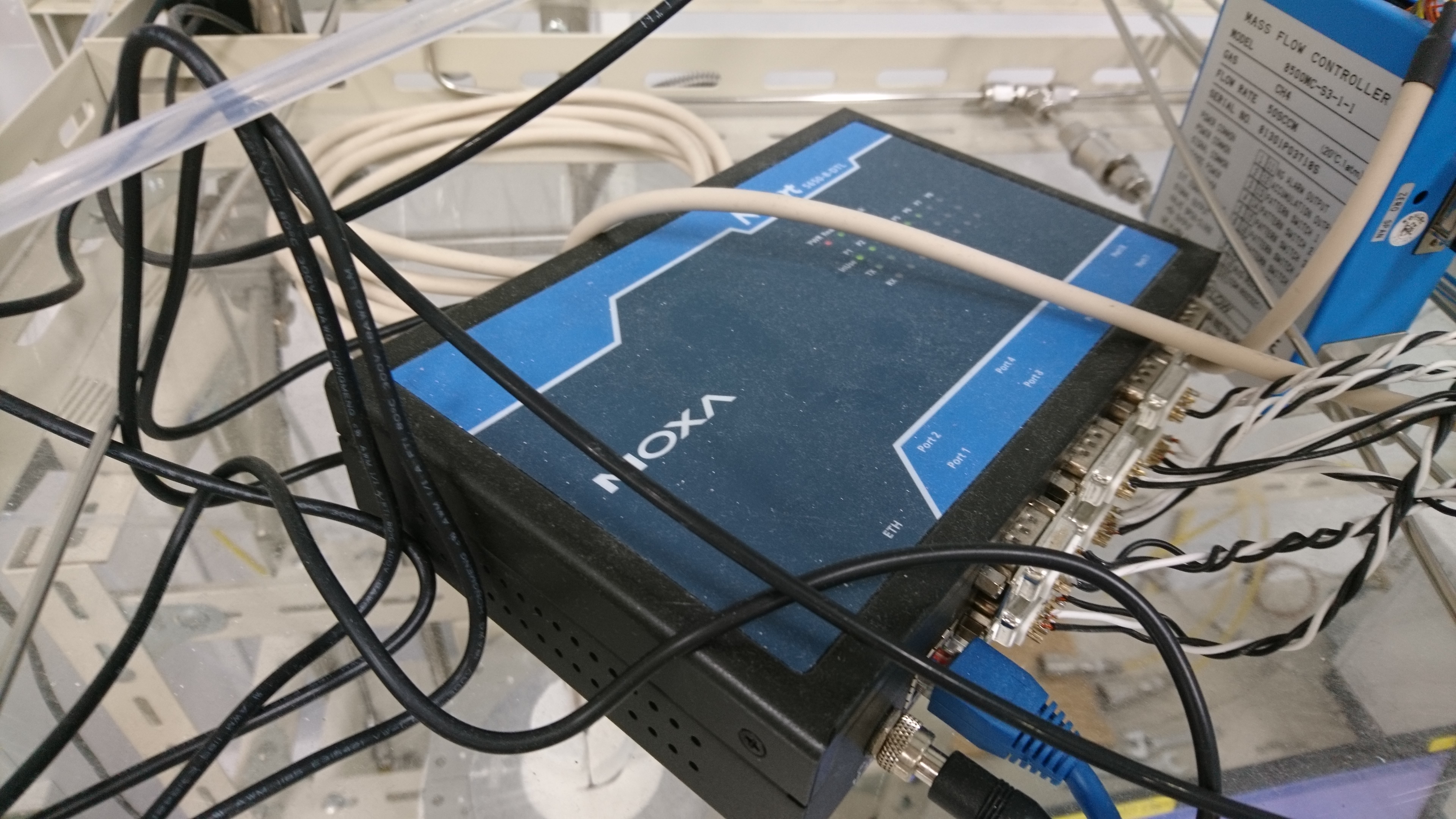 5650-8-DTL（Ethernet(LAN)接続と RS-232C(シリアル)接続を中継してくれる装置）